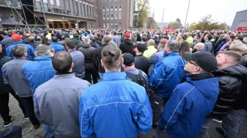 El CEO de Volkswagen dijo que no vive en un “mundo de fantasía” y fue abucheado por los trabajadores