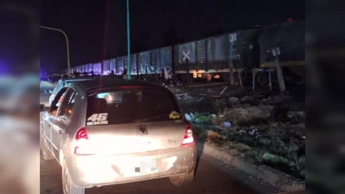 Conductor quiso “ganarle al tren”, fue embestido y por fortuna no terminó en tragedia