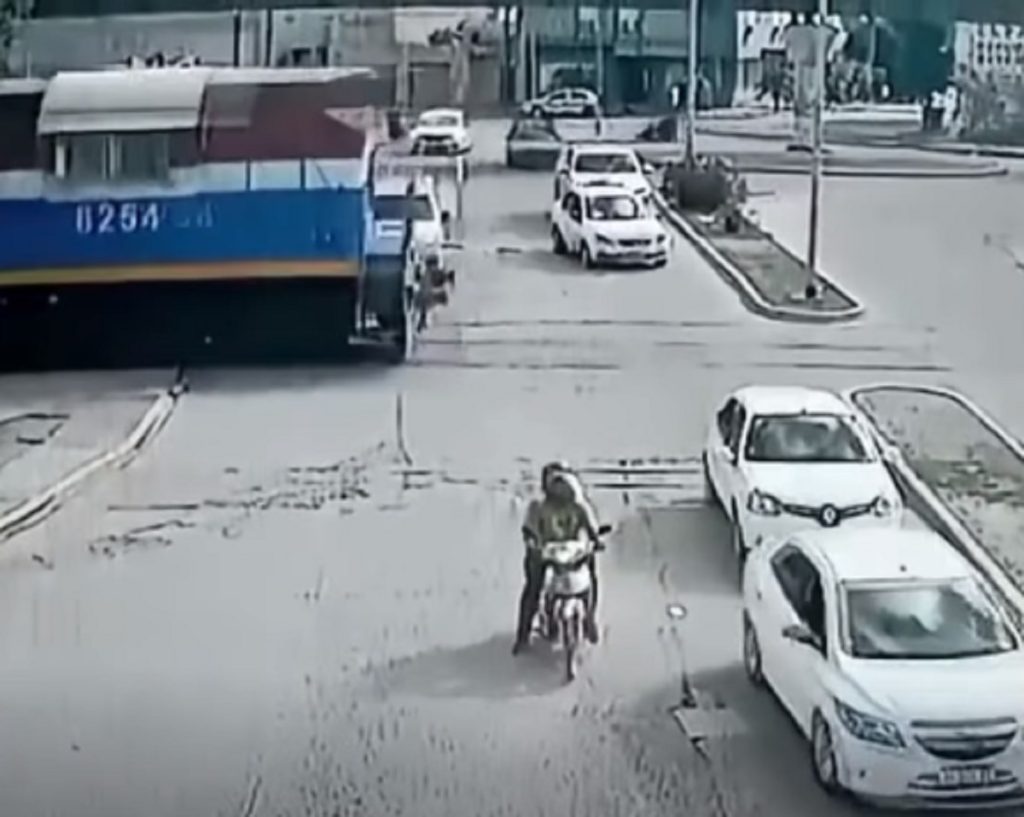El verdadero sin miedo a nada: conductores no respetan la barrera baja y arriesgan sus vidas