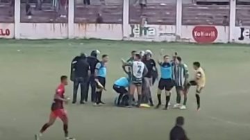 Video: salvaje agresión al árbitro santiagueño William Abdala y sus colaboradores en Catamarca