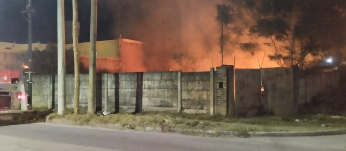 Incendio afecta a vivienda en el barrio Las Moras