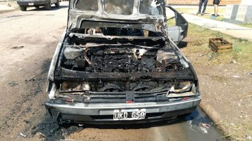 Fuego y caos en Los Flores por el incendio total de un auto en la vía pública