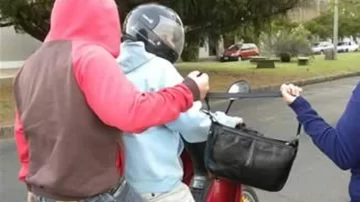 Le arrebataron una mochila con un millón de pesos a una mujer en el barrio 750 Viviendas