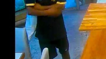 Entró a pedir agua a un bar y le robó el celular a un niño que estaba con sus padres