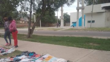 B° Central Argentino: denuncian que personal municipal desarmó los “techitos” de la feria vecinal
