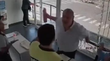 Video: atacó a agentes de tránsito con un matafuegos porque no pudo renovar el registro