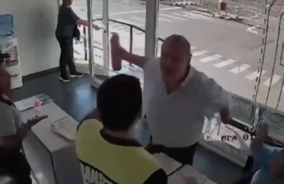 Video: atacó a agentes de tránsito con un matafuegos porque no pudo renovar el registro