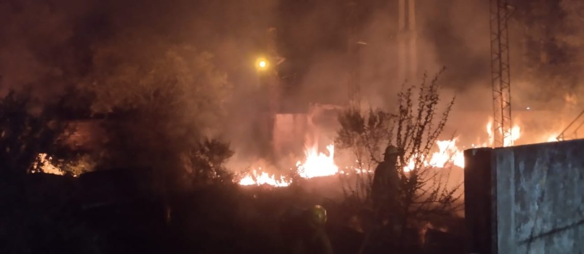 “Hay un chico muy quemado”: Desesperado pedido mientras se incendia una vivienda del B° San Fernando