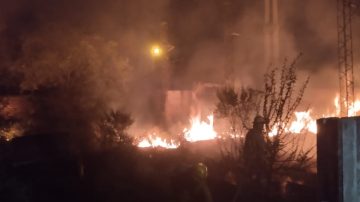 “Hay un chico muy quemado”: Desesperado pedido mientras se incendia una vivienda del B° San Fernando