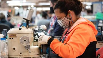 Cerrarán una fábrica de zapatillas Adidas y despiden a 360 empleados