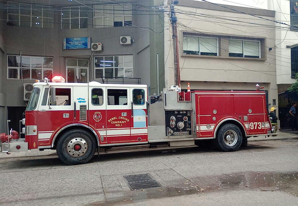 Un tablero eléctrico se prendió fuego y causó pánico en un edificio céntrico
