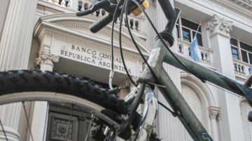 Cómo funciona el “carry trade”, la bicicleta financiera de la dupla Milei-Caputo