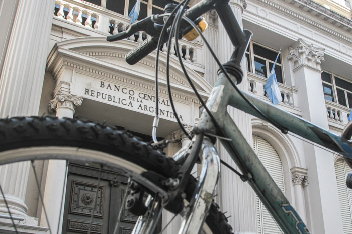Cómo funciona el “carry trade”, la bicicleta financiera de la dupla Milei-Caputo