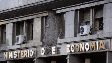 Canjearán toda la deuda en pesos del año y siguen bajando las reservas en dólares