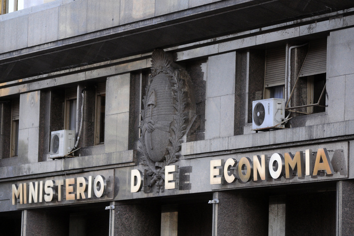 Canjearán toda la deuda en pesos del año y siguen bajando las reservas en dólares