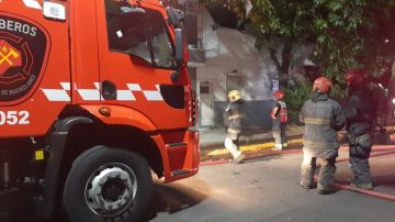 Arrojaron una bebé desde un segundo piso para salvarla de un incendio