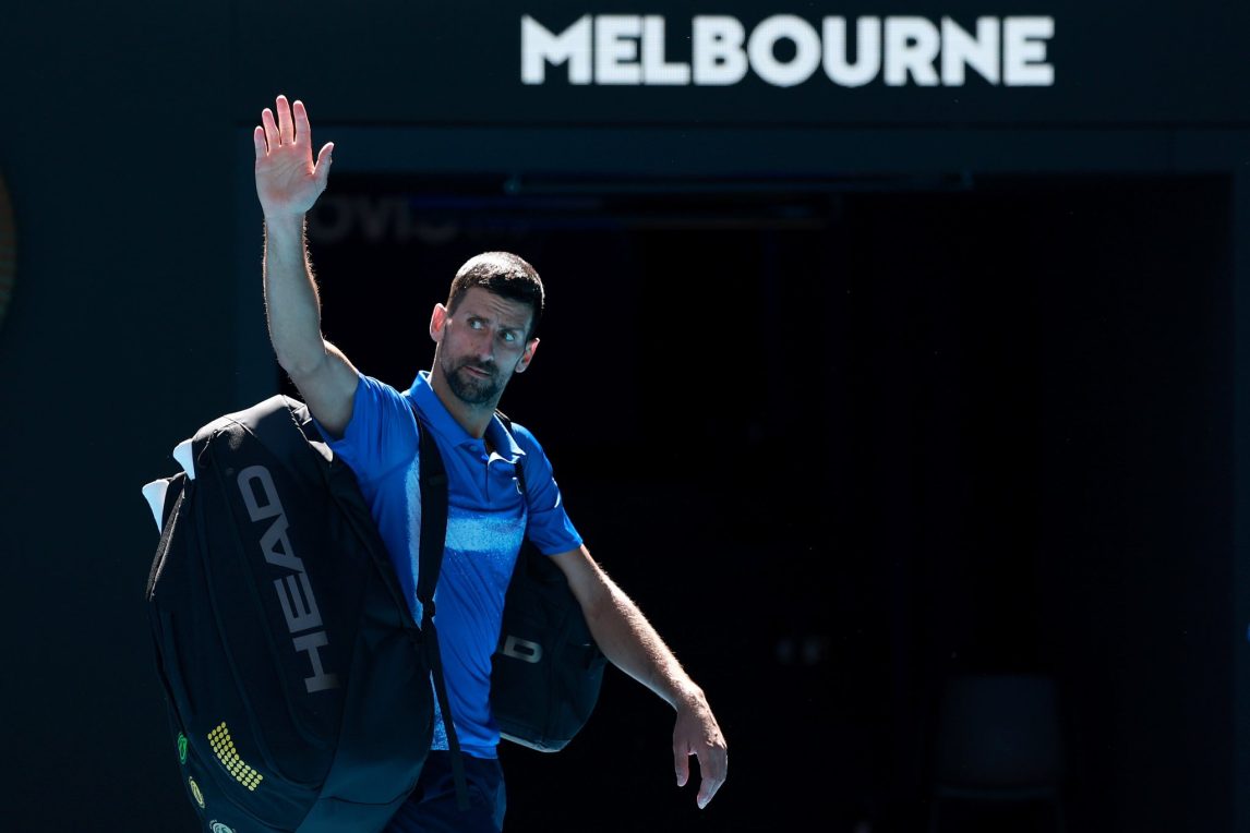 Djokovic se retiró lesionado y entre abucheos por la semifinal del Australian Open