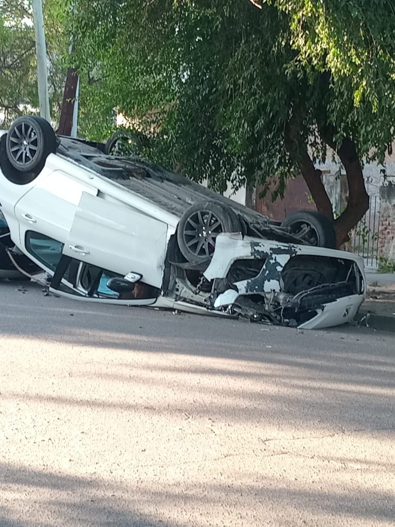 Preocupación por un terrible vuelco de dos autos en Viano y Balcarce