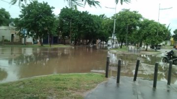Llegó la tormenta a la capital santiagueña con una copiosa lluvia y descenso de temperatura