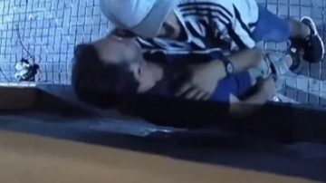 VIDEO | Robar los pone mimosos: ladrones fingieron ser novios para evitar a la policía