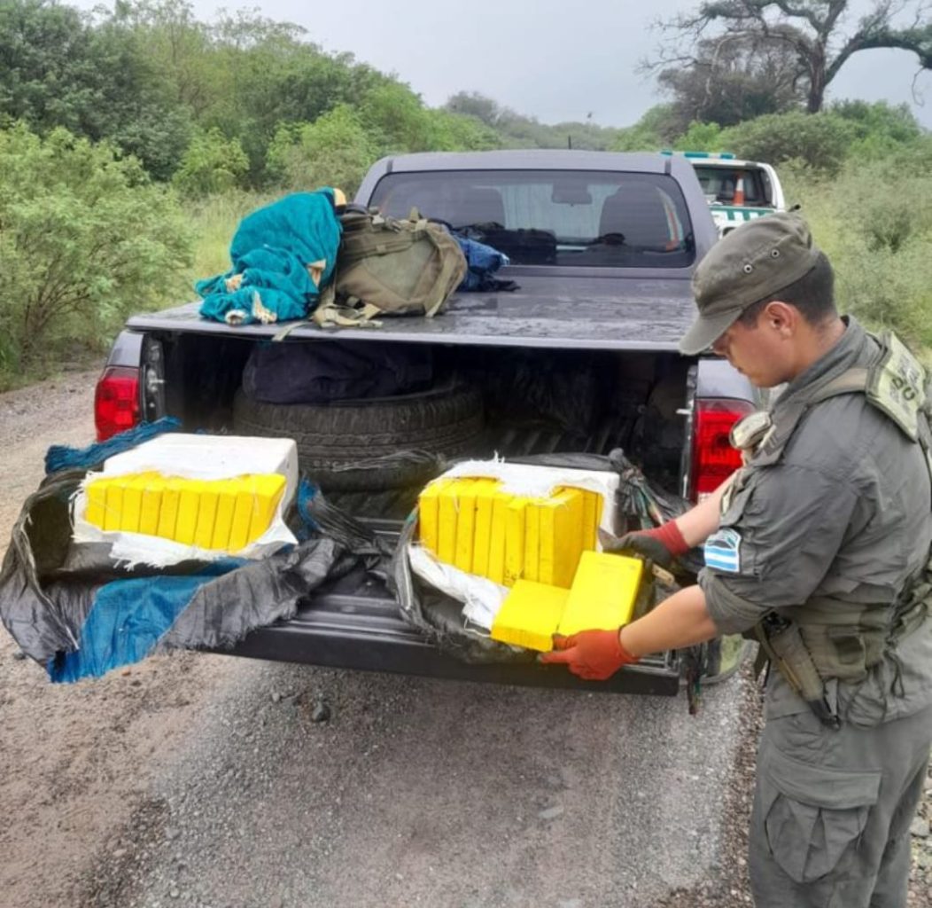 Detienen a cuatro personas que intentaron huir en una camioneta cargada con 155 kilos de cocaína