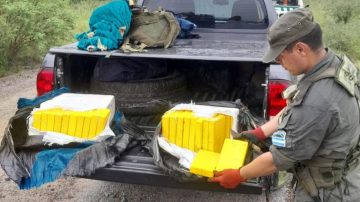 Detienen a cuatro personas que intentaron huir en una camioneta cargada con 155 kilos de cocaína