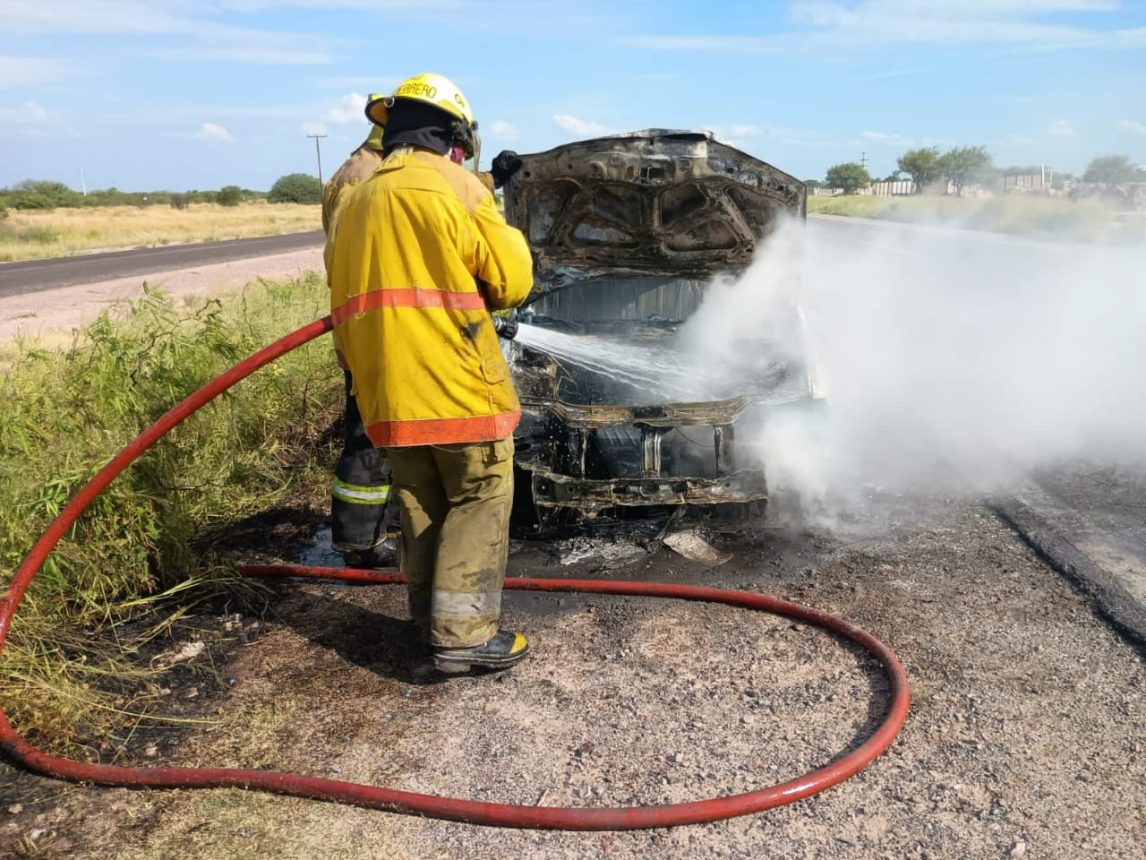 Bomberos Voluntarios sofocaron el incendio de un vehículo en la Ruta 9