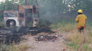 Bomberos Voluntarios sofocaron incendio en baldío con restos de un colectivo