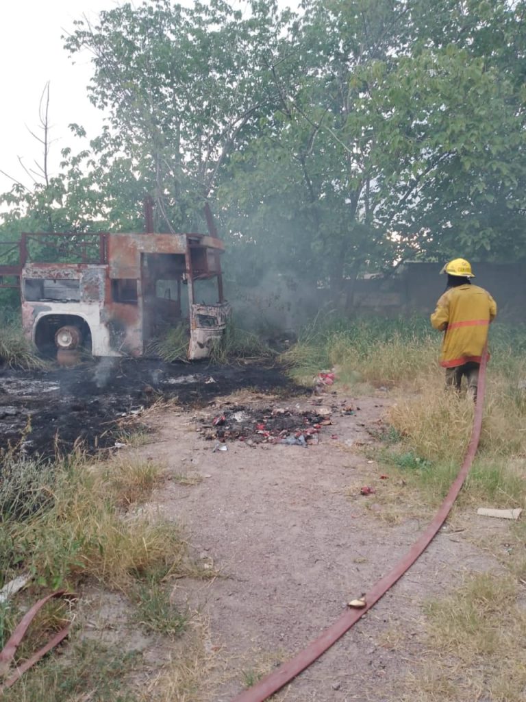 Bomberos Voluntarios sofocaron incendio en baldío con restos de un colectivo
