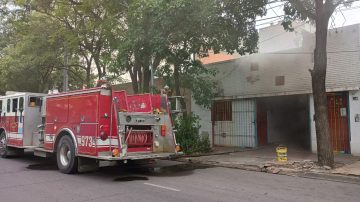 Incendio en una casa por velas encendidas: bomberos rescataron a dos perritos