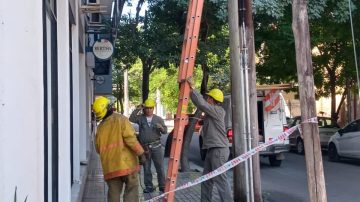 Incendio de poste eléctrico dejó a vecinos sin luz en la capital santiagueña
