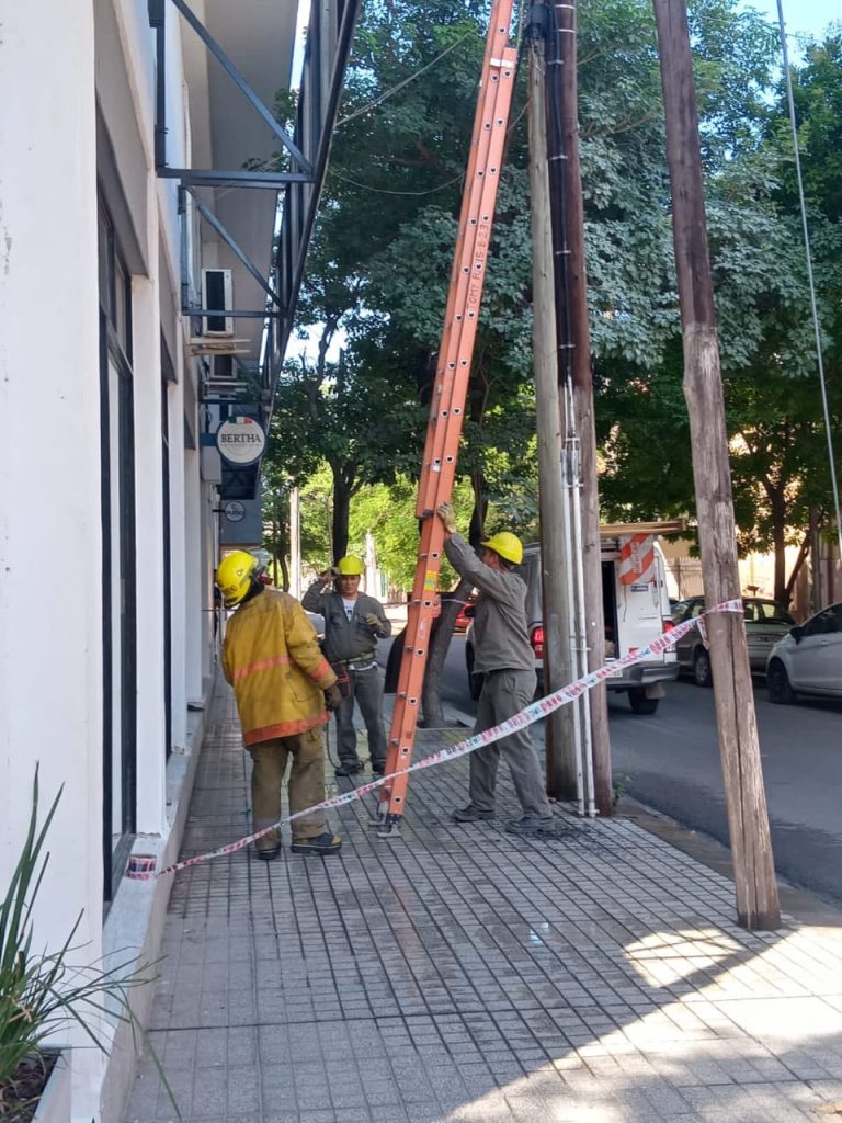 Incendio de poste eléctrico dejó a vecinos sin luz en la capital santiagueña