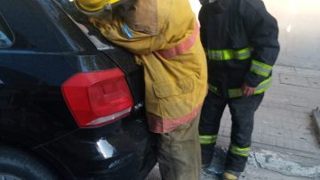 Reventó el extintor de un automóvil y causó pánico en la vía pública