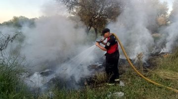 VIDEO: Garita policial casi es consumida por un incendio en El Zanjón