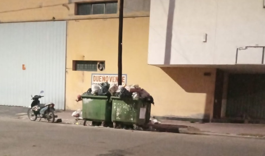 Contenedores desbordados: reclamos en La Banda por falta de recolección de residuos