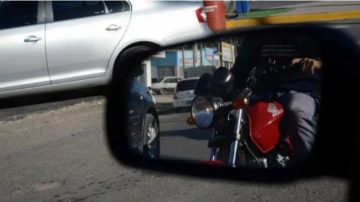 Motochorros “piraña” atacaron con armas de fuego a un hombre y le robaron la moto