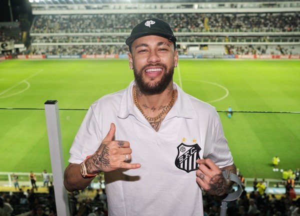 Neymar llegó a Brasil: Fanáticos del Santos lo esperan con megacelegración