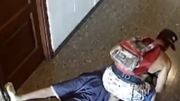 Insólito: un turista murió en la puerta de un edificio y un hombre aprovechó para robarle