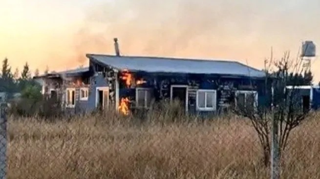 Ataque homofóbico en Cañuelas: un hombre incendió la casa de una pareja de mujeres