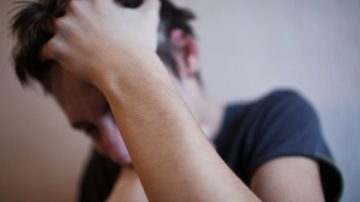 Adolescente escapó de su hogar y no quiere regresar: asegura que tiene visiones y escucha voces