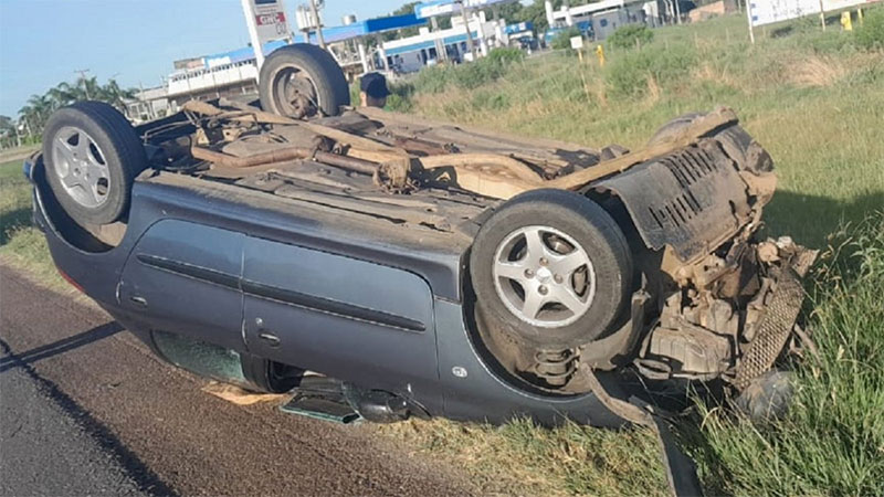 Una familia bonaerense volcó con su auto y quedó con las ruedas hacia arriba: una beba y una niña resultaron heridas