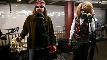 Bad Bunny presentó su nuevo disco cantando en el metro de Nueva York, disfrazado de indigente