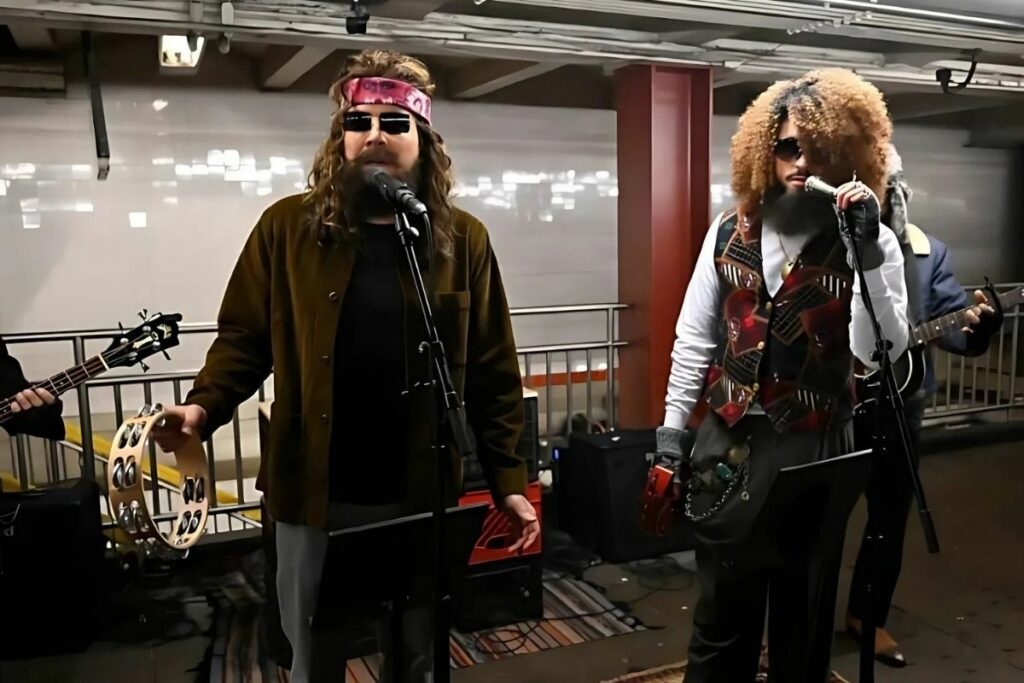 Bad Bunny presentó su nuevo disco cantando en el metro de Nueva York, disfrazado de indigente