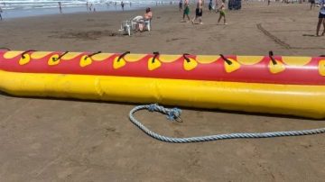 Paseaba en banana por el mar y se cayó sobre la hélice del motor que lo remolcaba