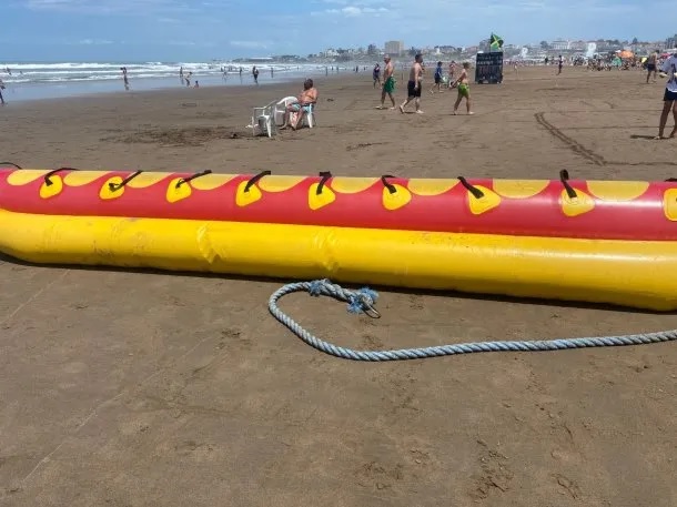 Paseaba en banana por el mar y se cayó sobre la hélice del motor que lo remolcaba