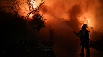 Los tres incendios forestales en el sur de California desatan una crisis sin precedentes