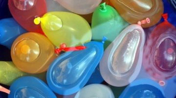 Denuncias vecinales en Fernández: mujeres son atacadas con bombitas llenas de agua y gaseosa