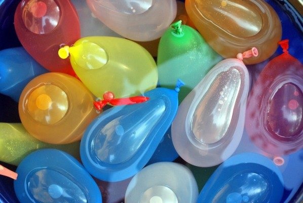 Denuncias vecinales en Fernández: mujeres son atacadas con bombitas llenas de agua y gaseosa