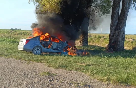 Femicidio: Un hombre degolló a su pareja y se quitó la vida al chocar un árbol
