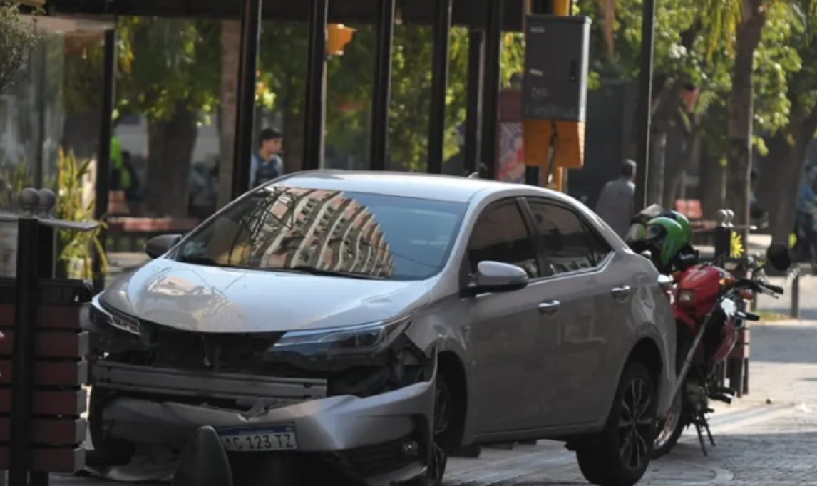 Se distrajo con el celular y se dio terrible palo en pleno centro de Santiago